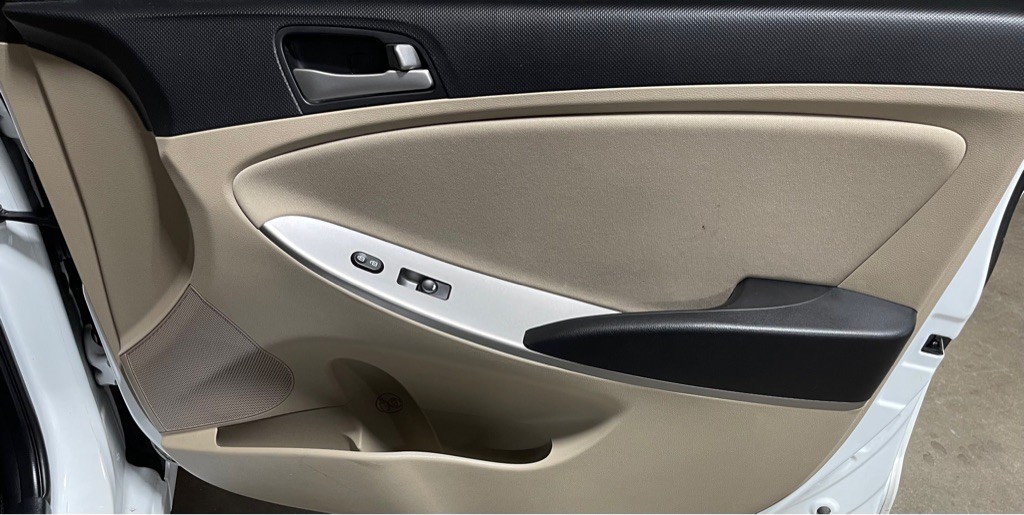 2016 Hyundai Accent Image 16