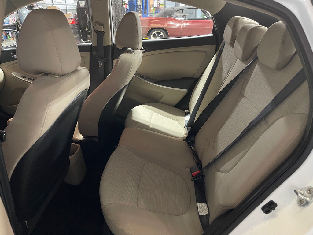 2016 Hyundai Accent Image 18