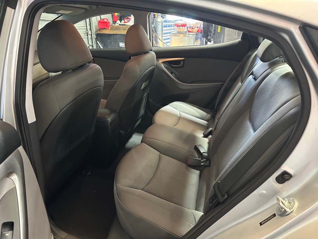 2013 Hyundai Elantra Image 18