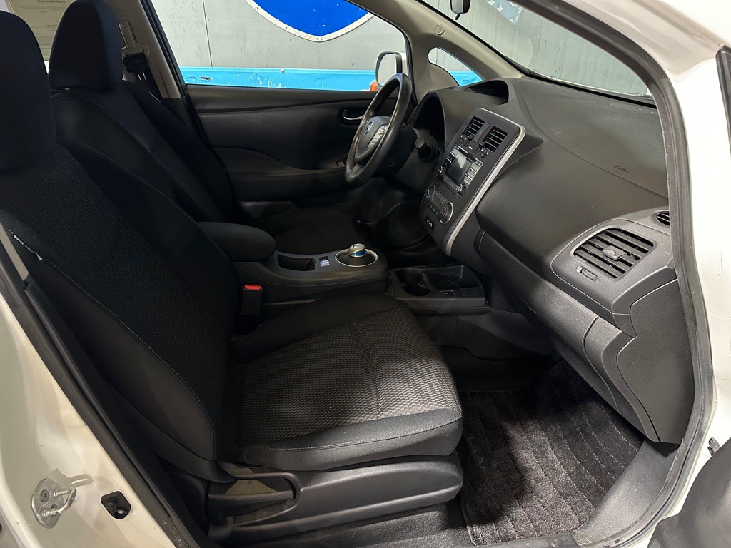 2015 Nissan Leaf Image 17