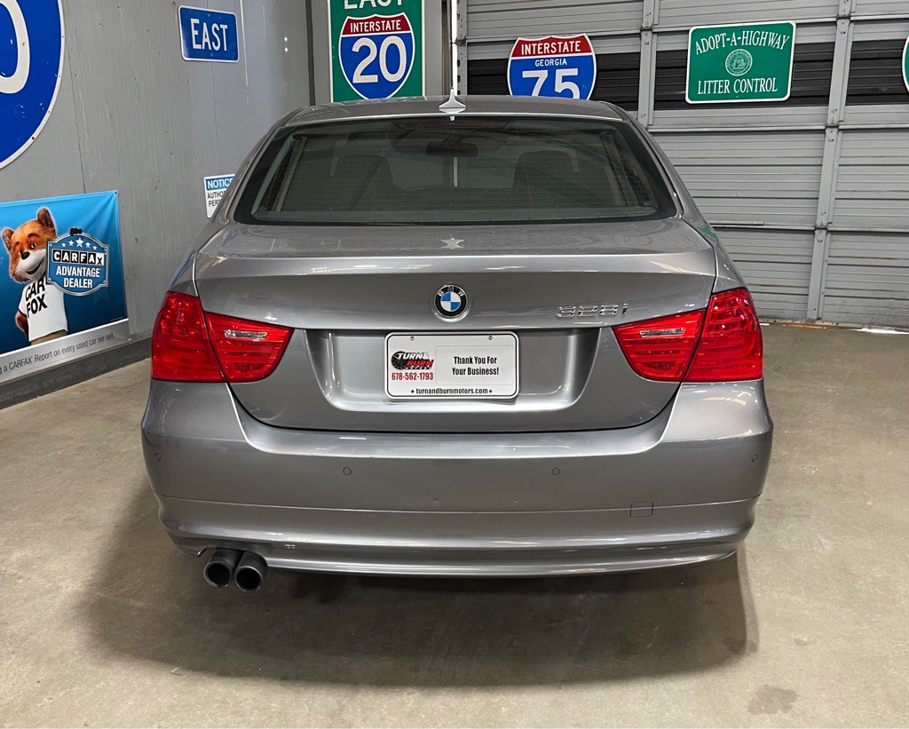 2011 BMW 3 Series Image 6