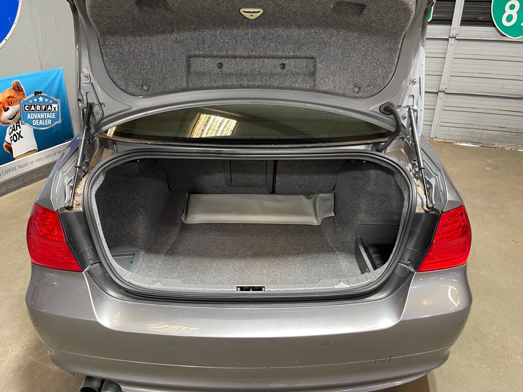 2011 BMW 3 Series Image 7