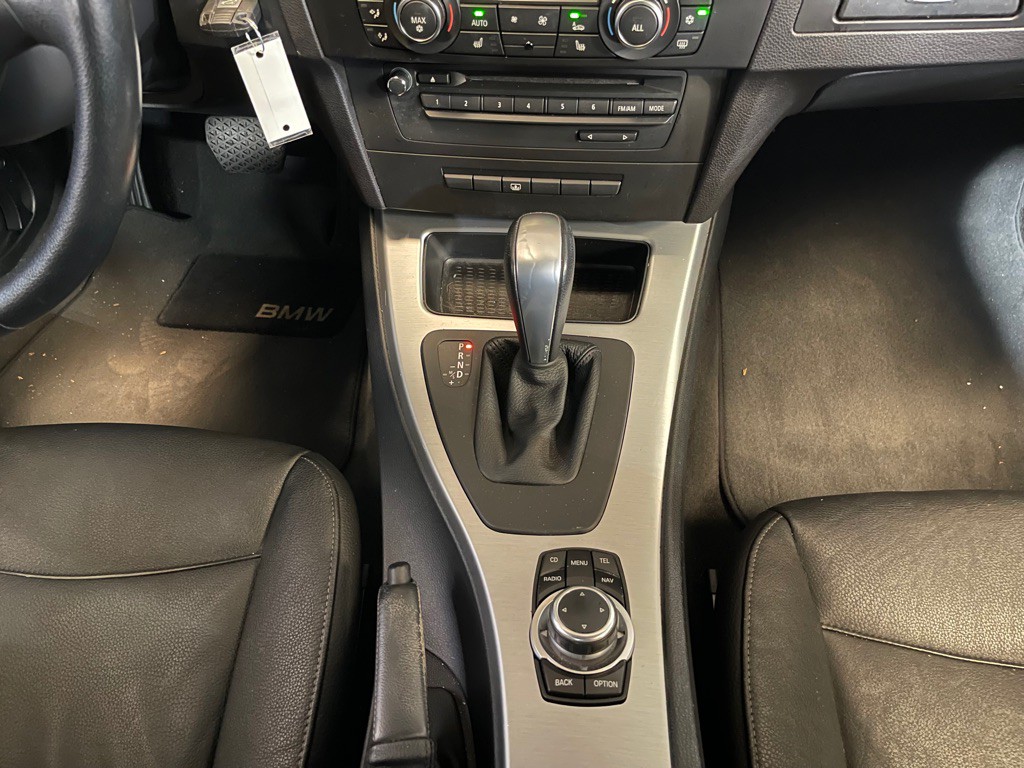 2011 BMW 3 Series Image 12