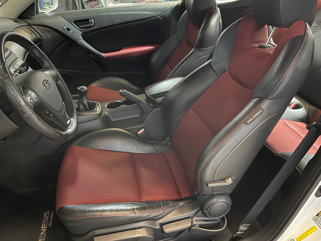 2011 Hyundai Genesis Image 10