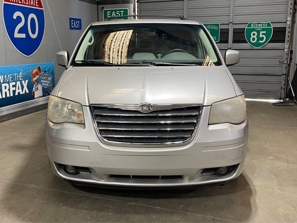 2009 Chrysler Town & Country Image 2