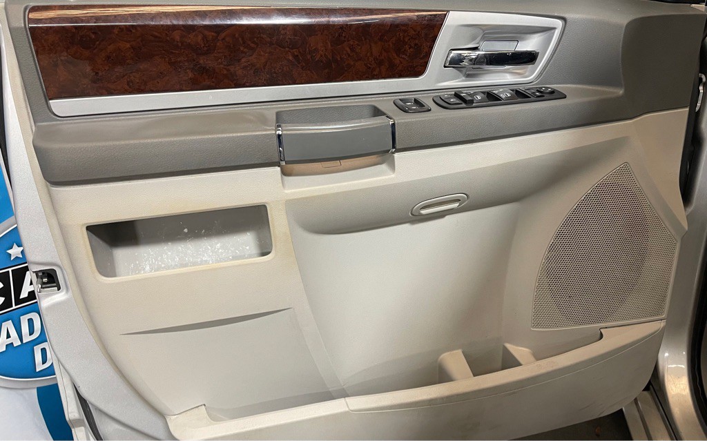 2009 Chrysler Town & Country Image 9