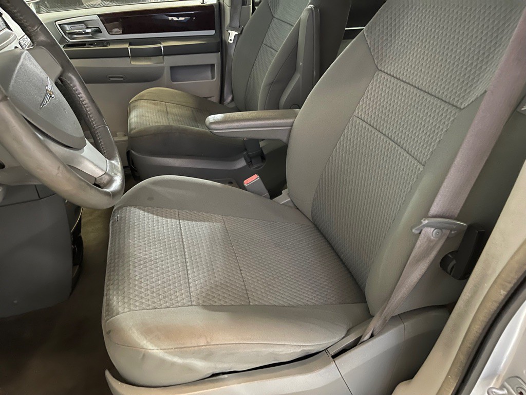 2009 Chrysler Town & Country Image 10