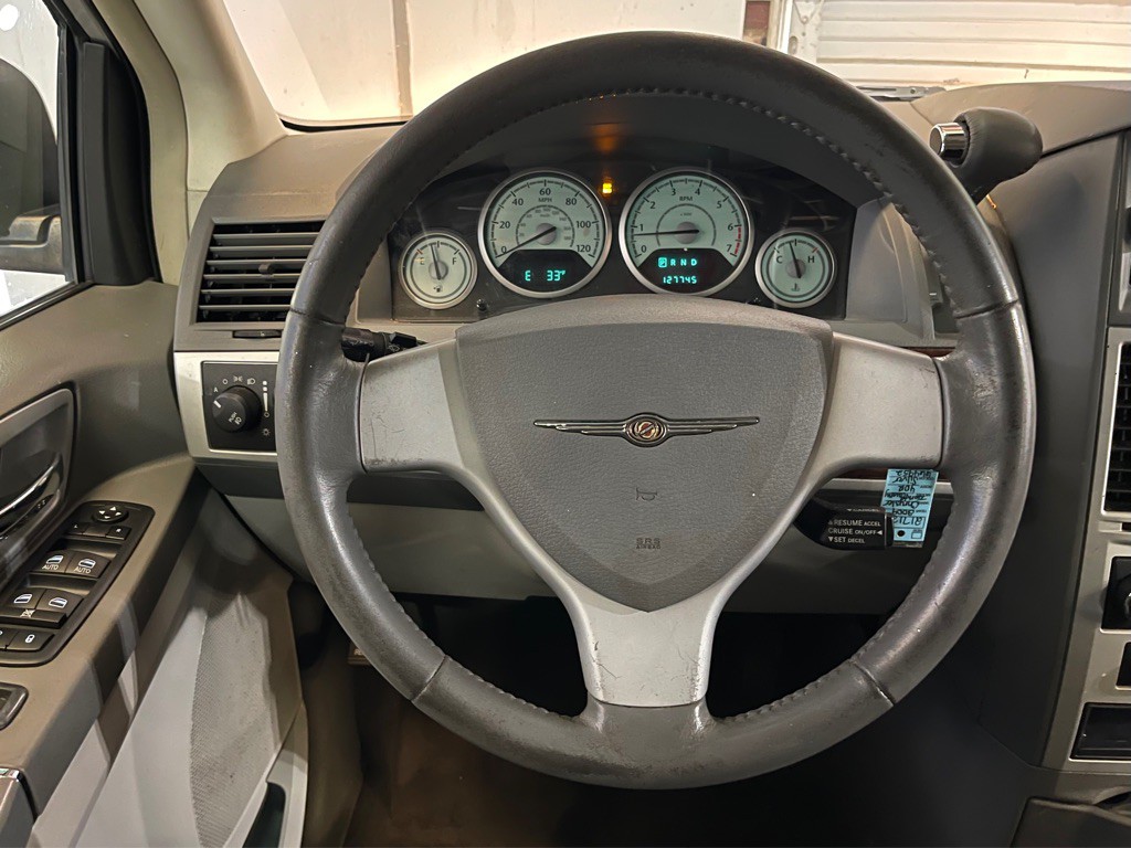 2009 Chrysler Town & Country Image 12
