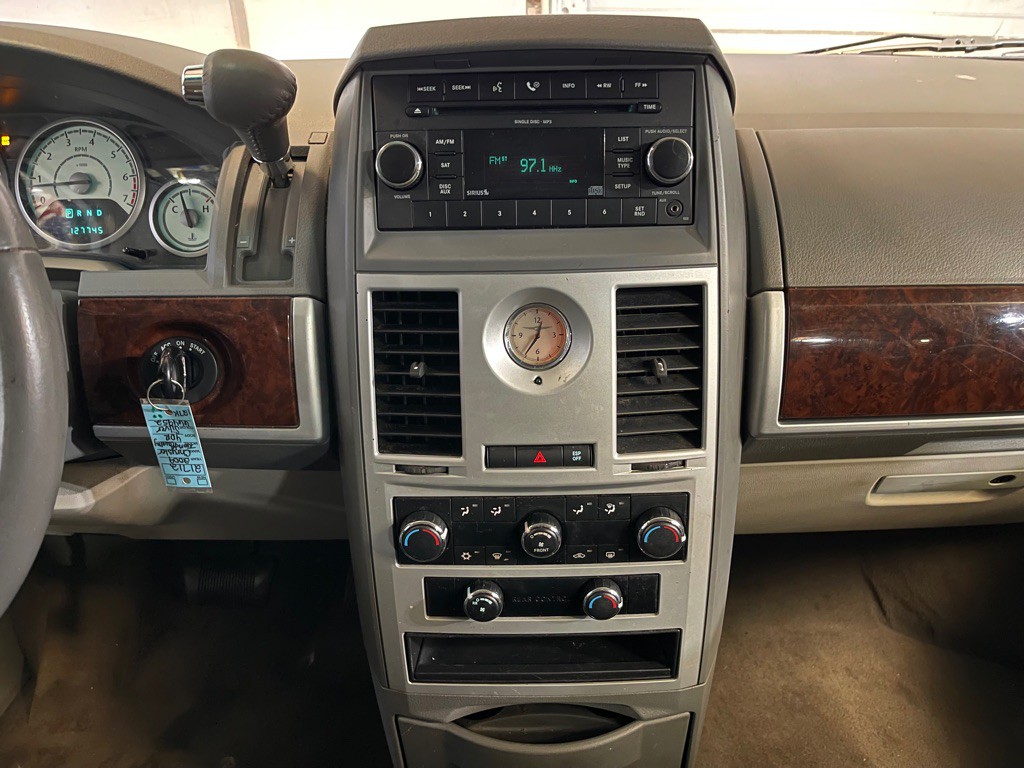 2009 Chrysler Town & Country Image 13