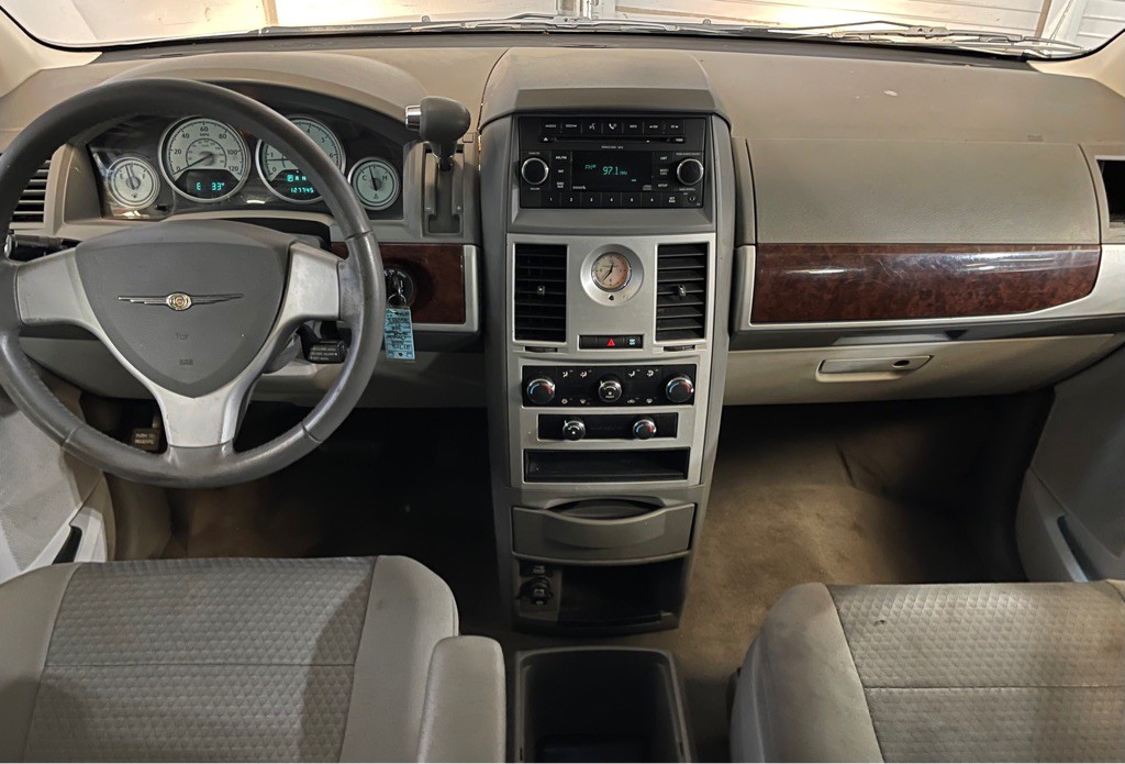 2009 Chrysler Town & Country Image 14