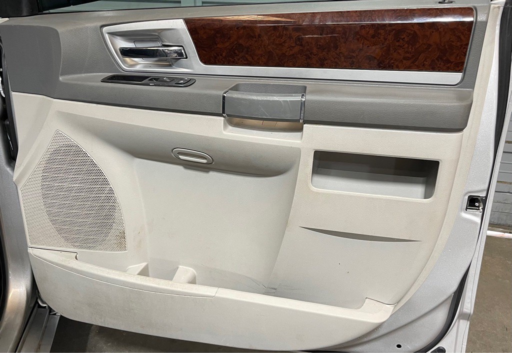 2009 Chrysler Town & Country Image 15