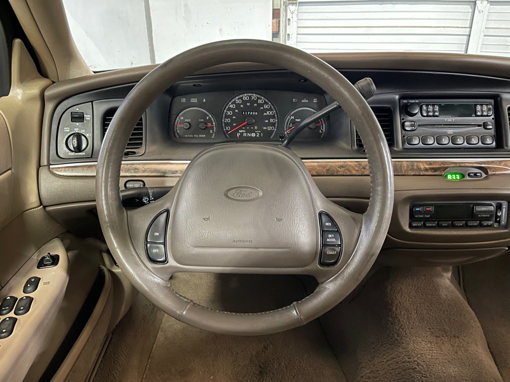 1999 Ford Crown Victoria Image 12