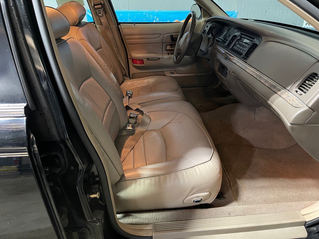 1999 Ford Crown Victoria Image 16