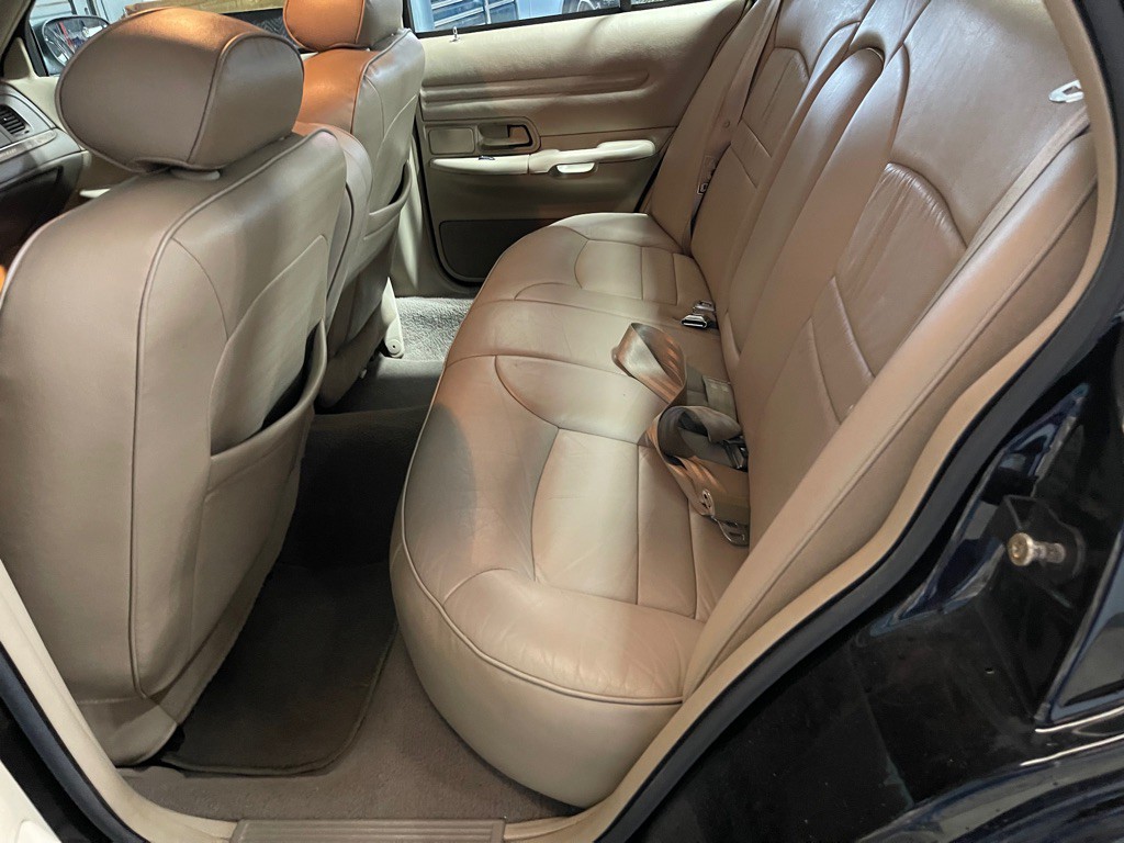 1999 Ford Crown Victoria Image 17