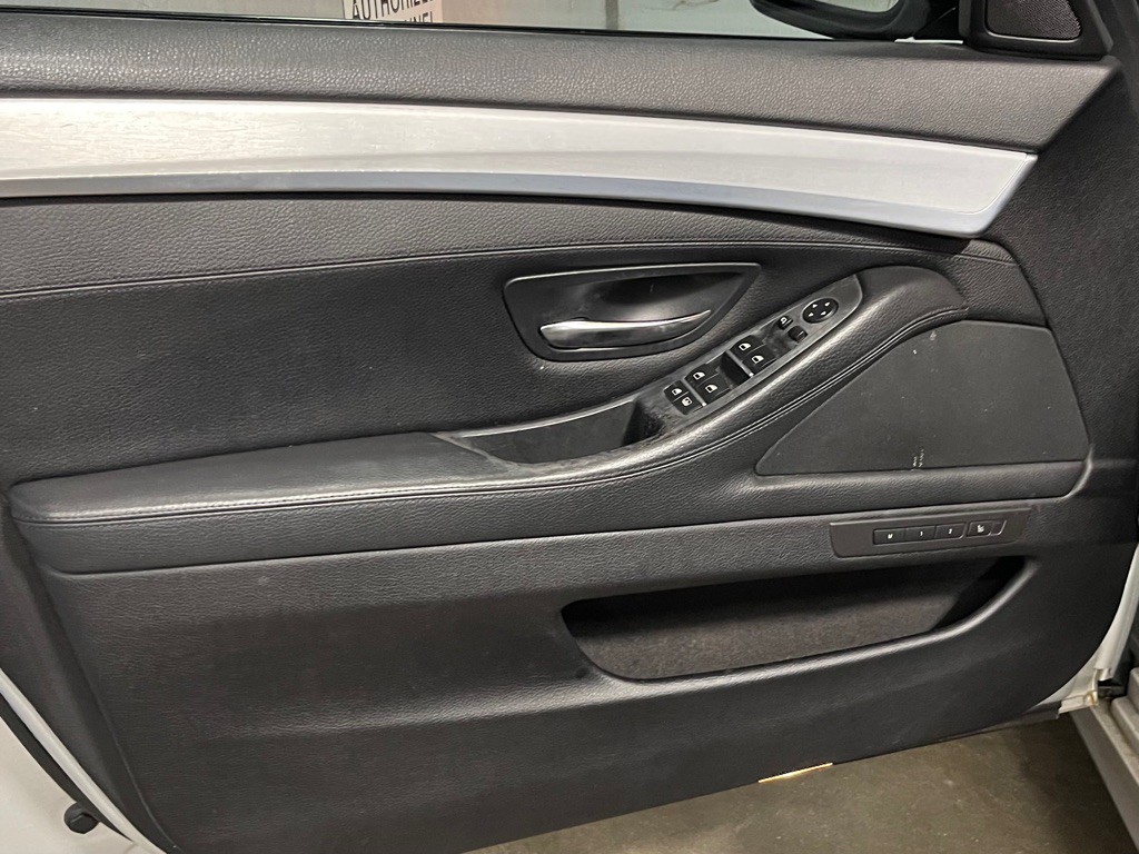 2011 BMW 5 Series Image 9