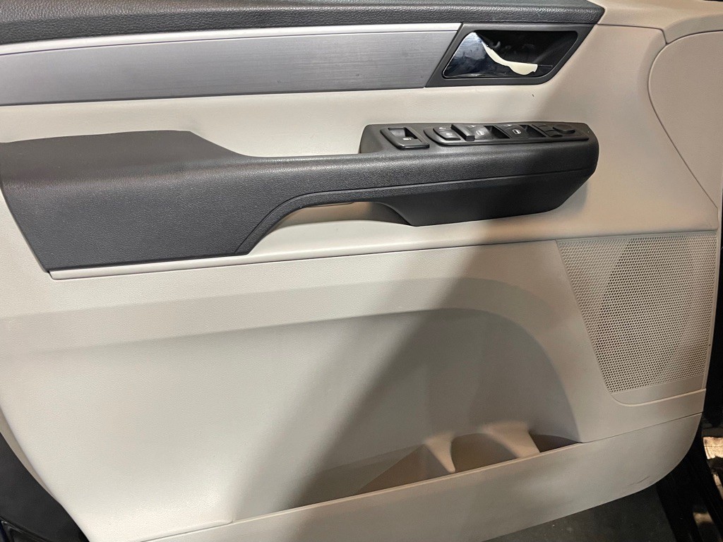 2013 Volkswagen Routan Image 9