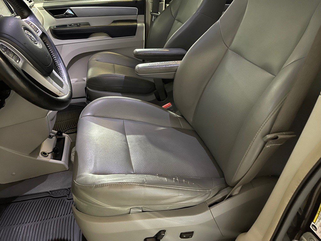 2013 Volkswagen Routan Image 10