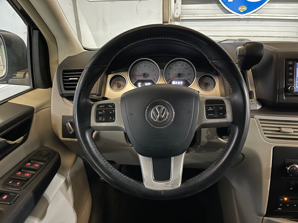 2013 Volkswagen Routan Image 12