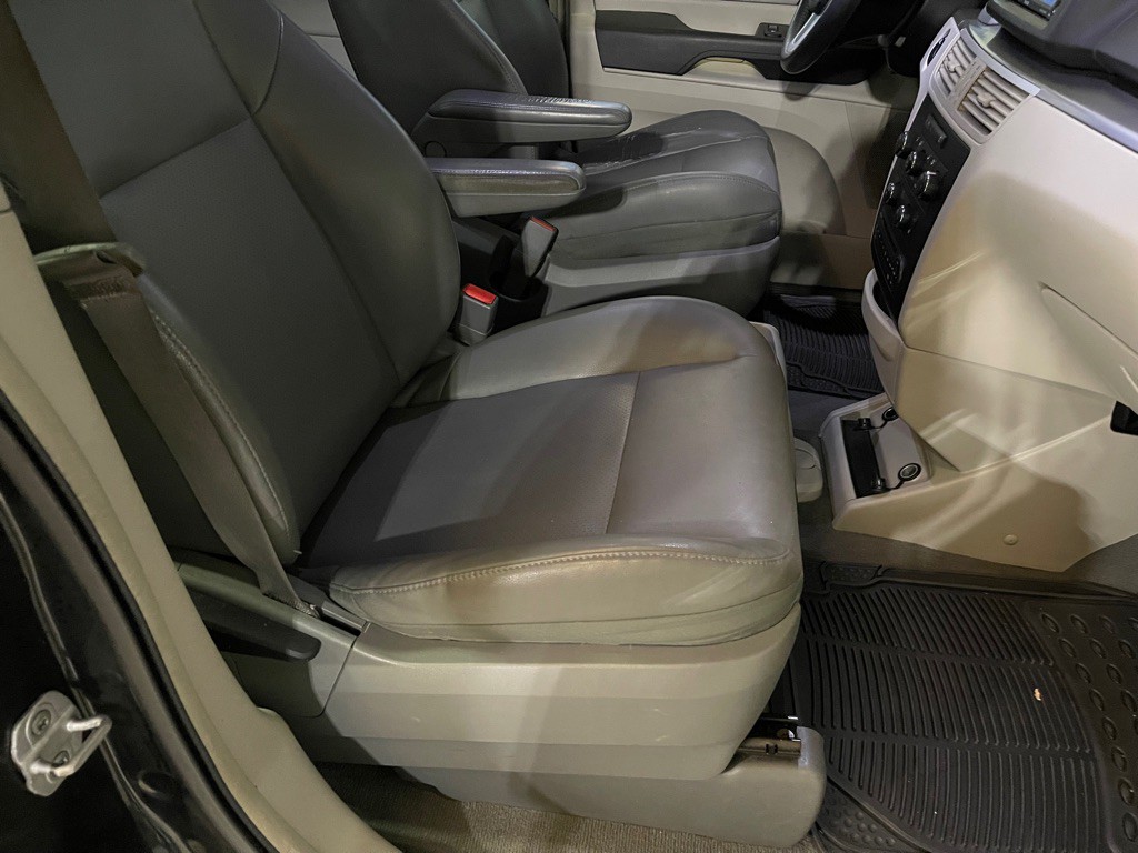 2013 Volkswagen Routan Image 16