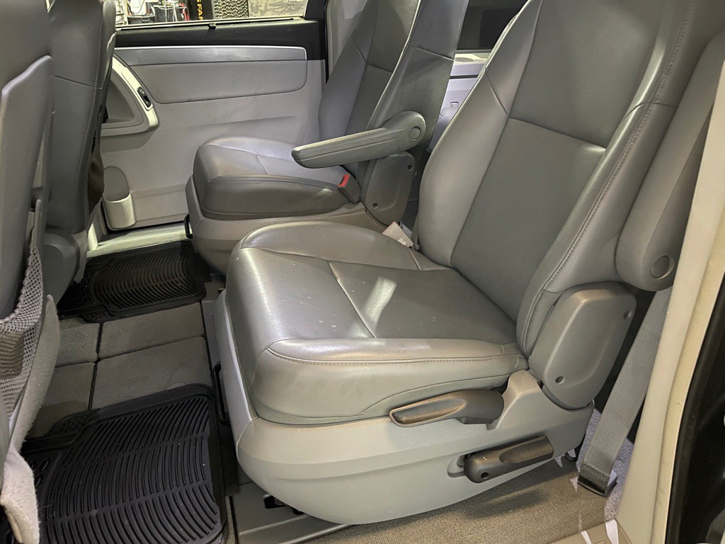 2013 Volkswagen Routan Image 17