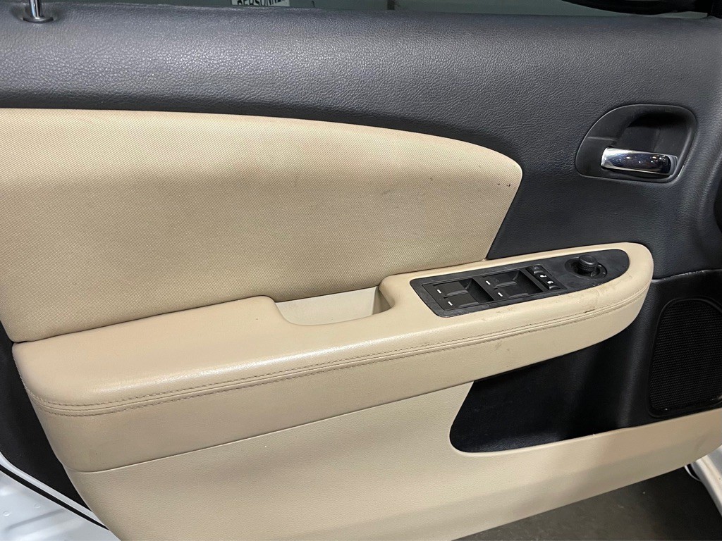 2014 Chrysler 200 Image 9