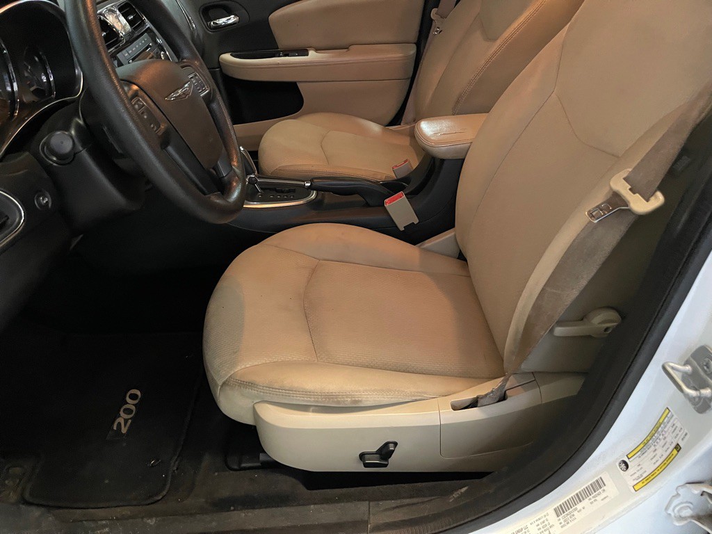 2014 Chrysler 200 Image 10