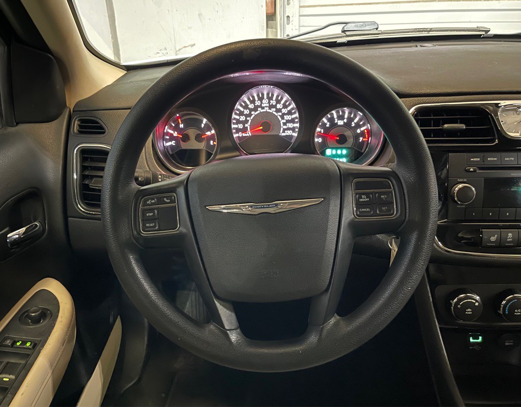 2014 Chrysler 200 Image 12