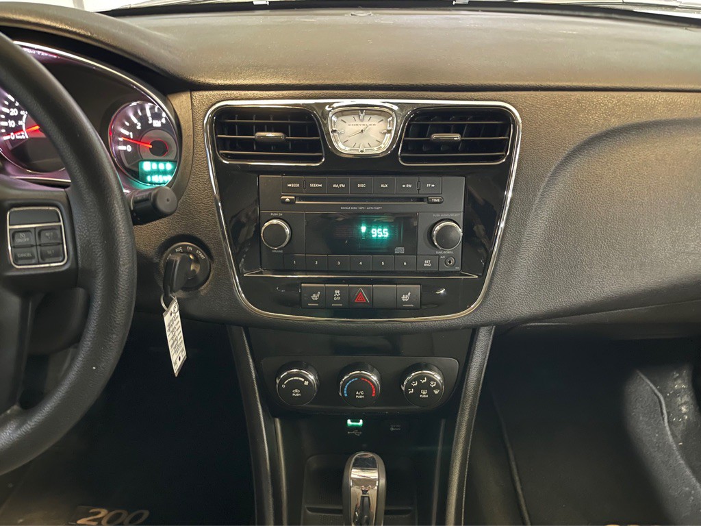 2014 Chrysler 200 Image 13