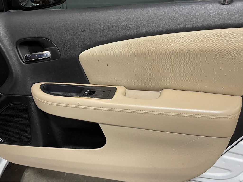 2014 Chrysler 200 Image 16