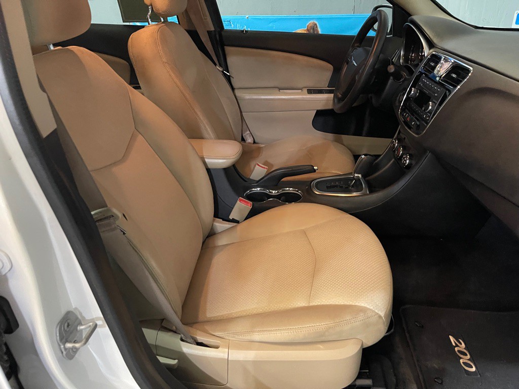 2014 Chrysler 200 Image 17