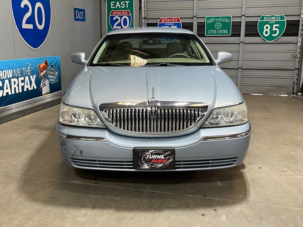 2007 Lincoln Town Car Image 2