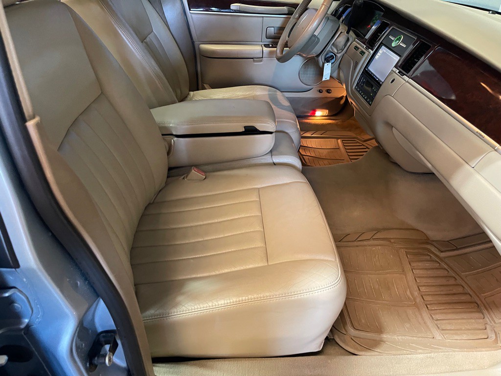 2007 Lincoln Town Car Image 16