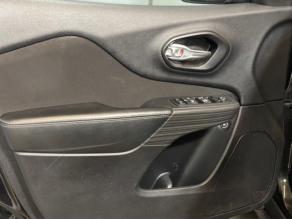 2015 Jeep Cherokee Image 9