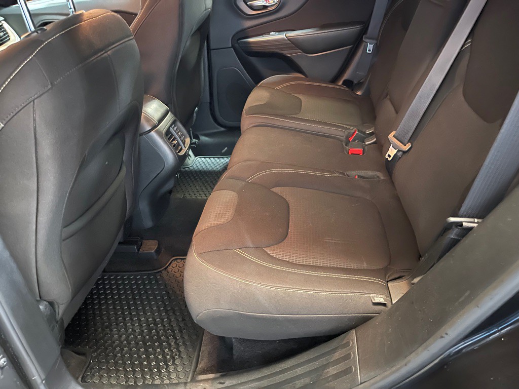 2015 Jeep Cherokee Image 18