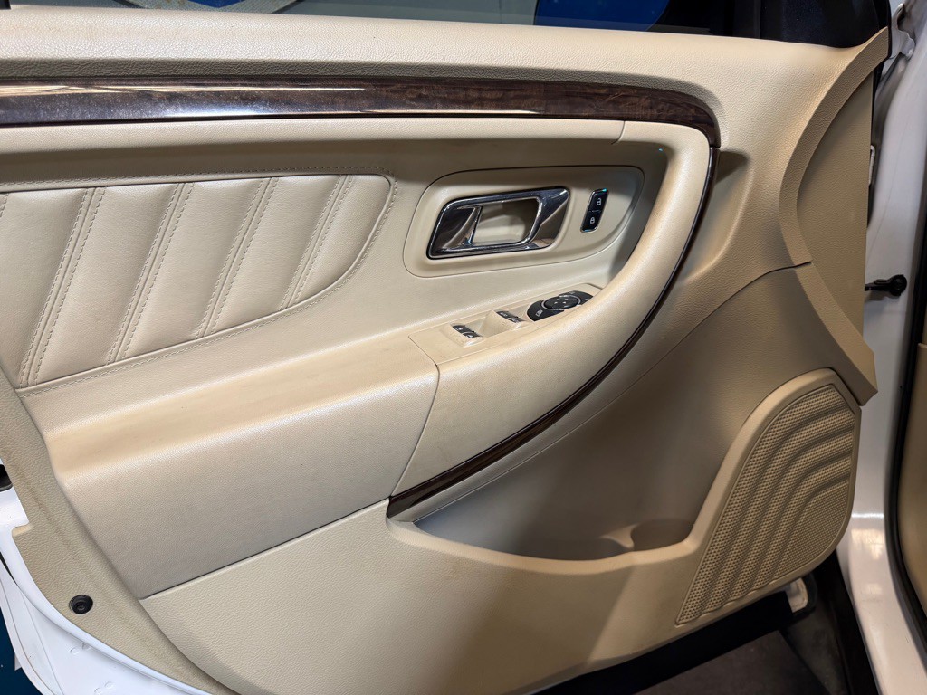 2016 Ford Taurus Image 9