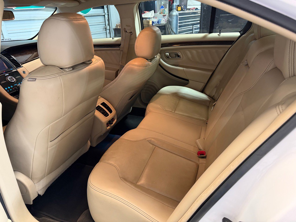 2016 Ford Taurus Image 18