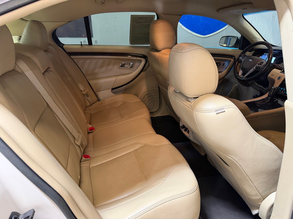 2016 Ford Taurus Image 19