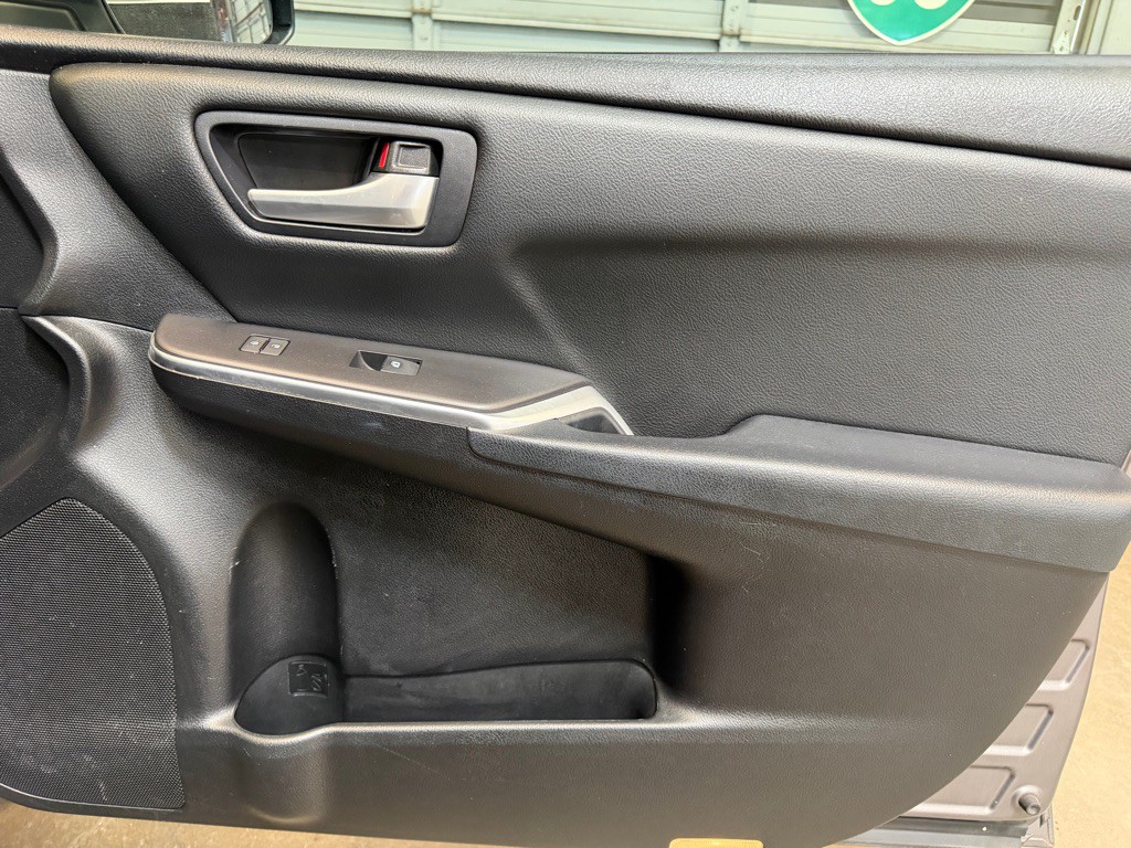 2016 Toyota Camry Image 16