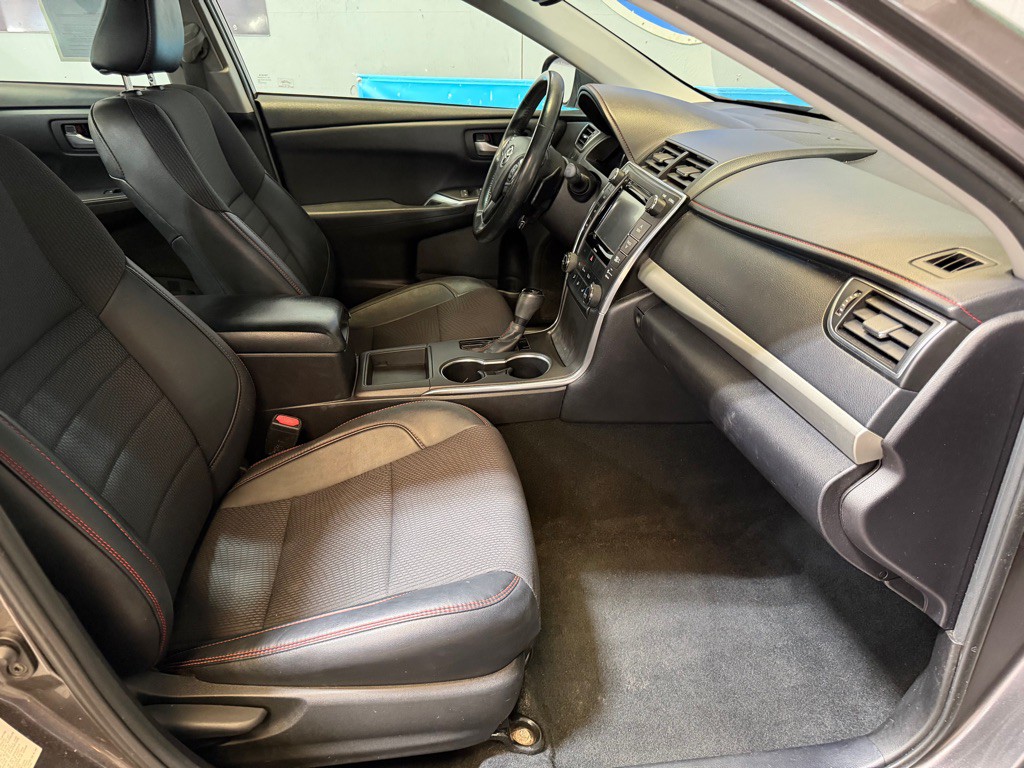 2016 Toyota Camry Image 17