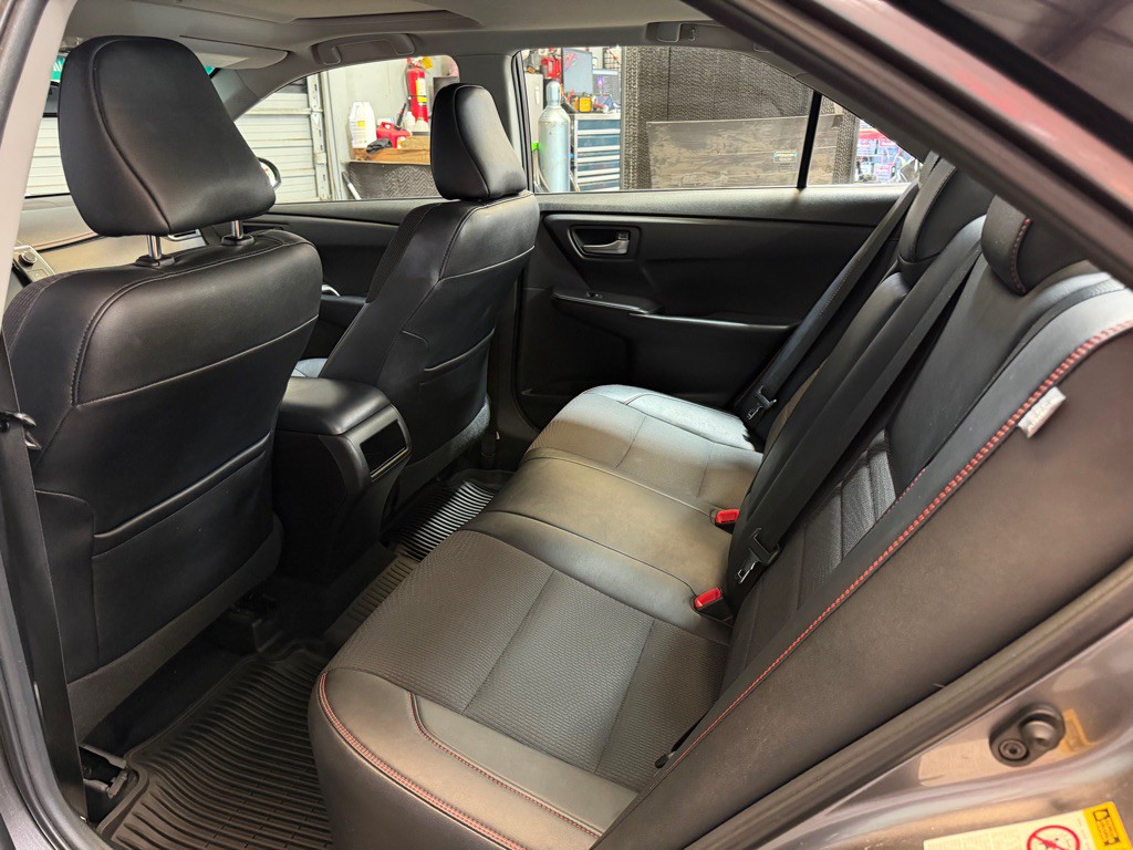 2016 Toyota Camry Image 18