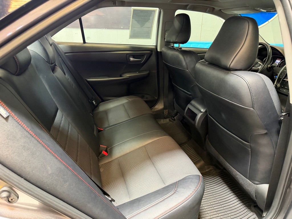 2016 Toyota Camry Image 19
