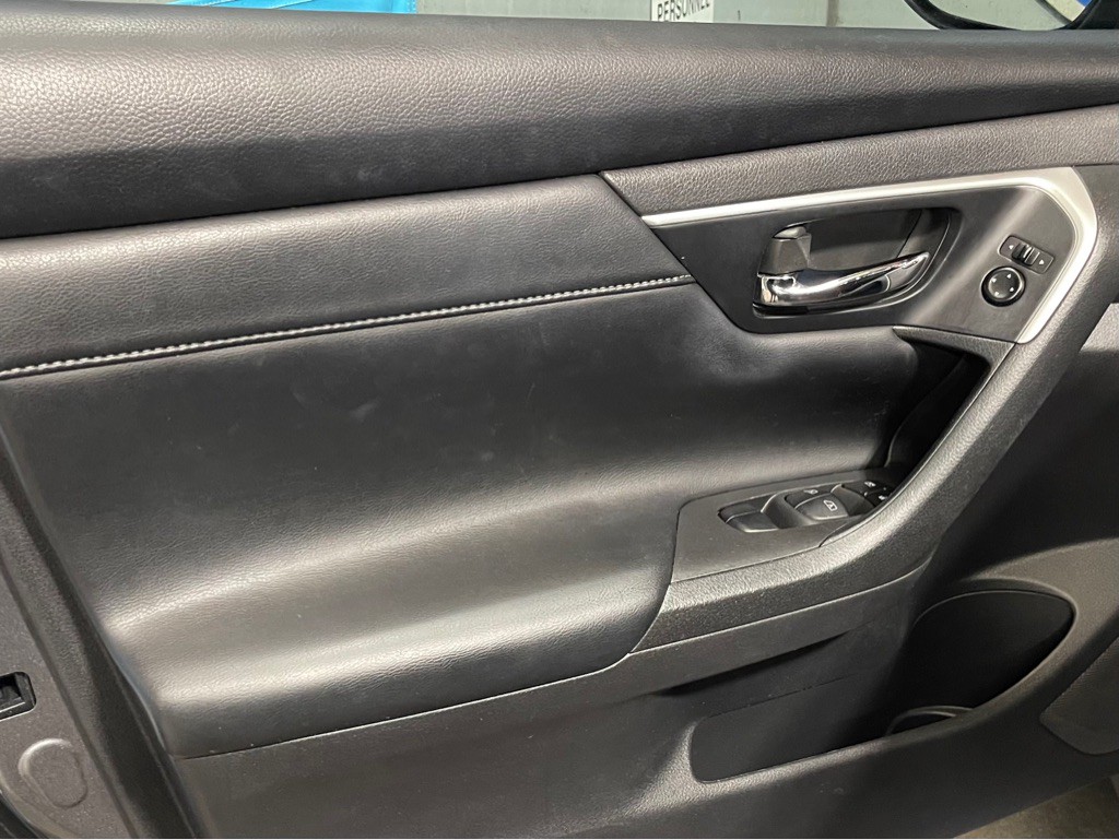 2016 Nissan Altima Image 9