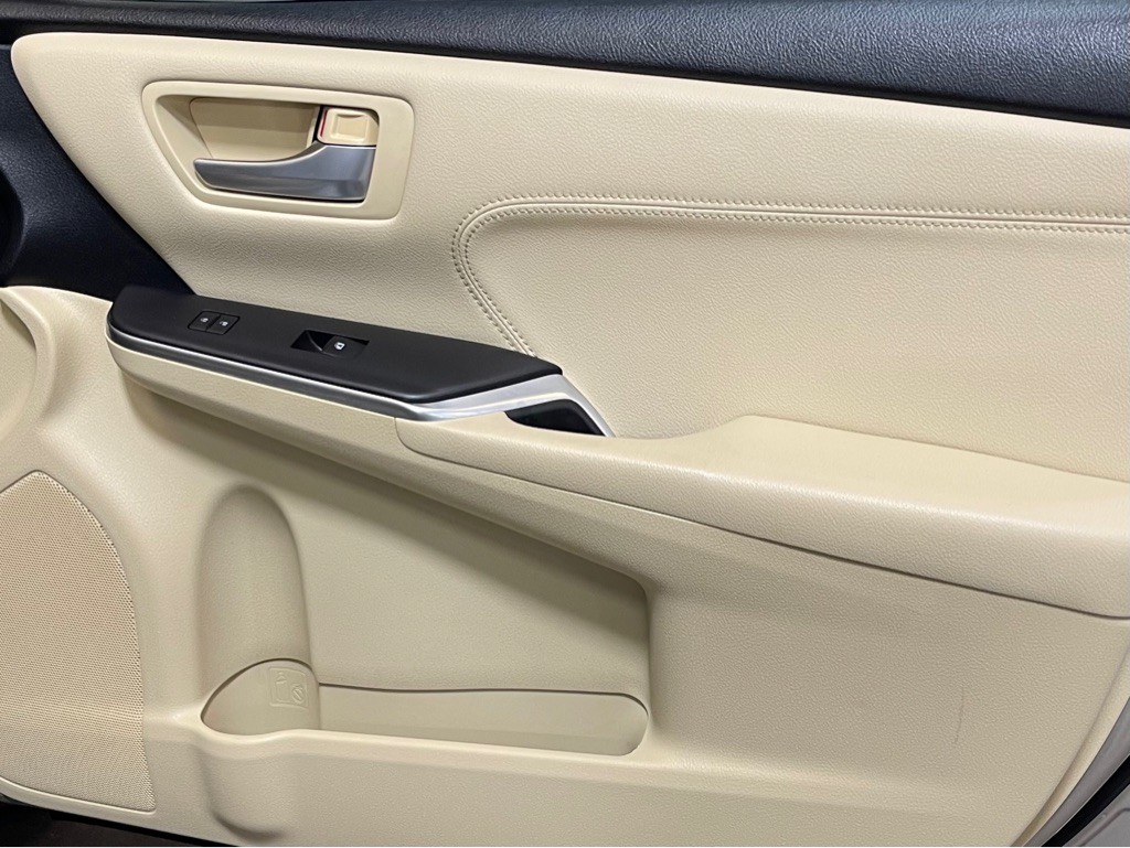 2015 Toyota Camry Image 16