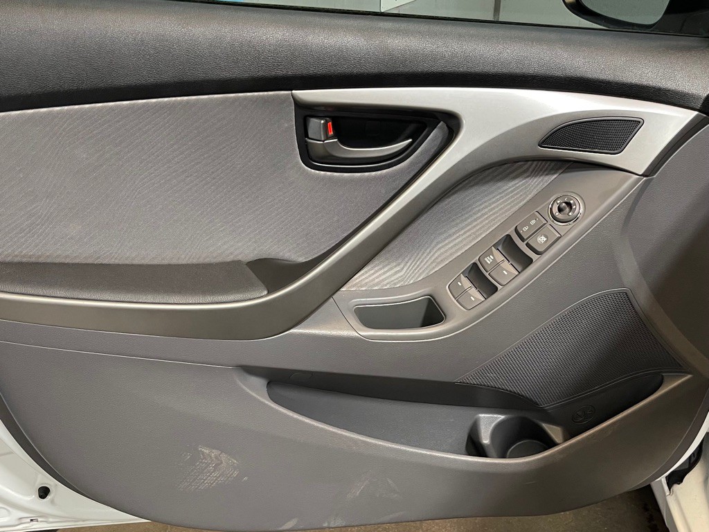 2013 Hyundai Elantra Image 9
