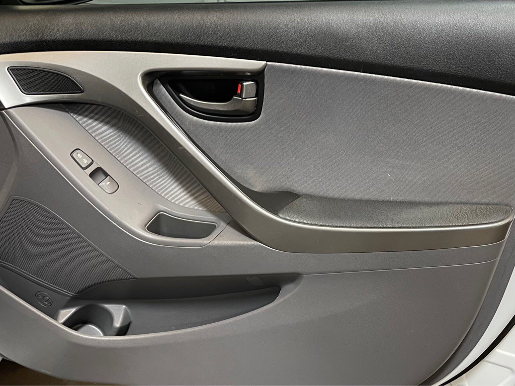 2013 Hyundai Elantra Image 16
