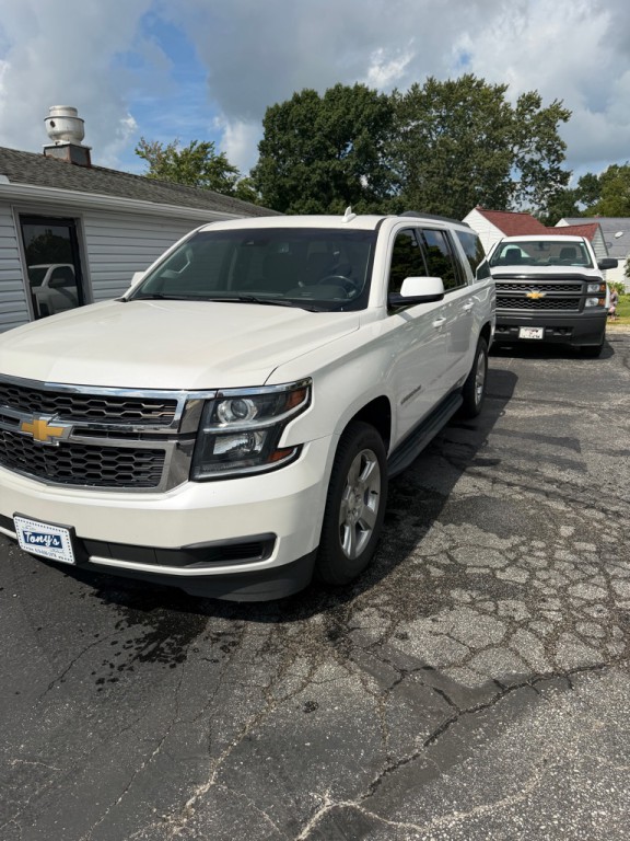 2018 Chevrolet Suburban Image 2