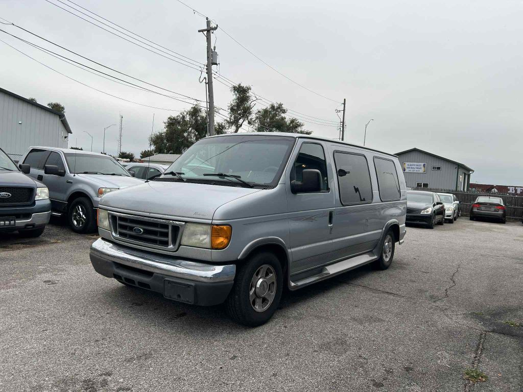 2005 Ford Econoline Image 1
