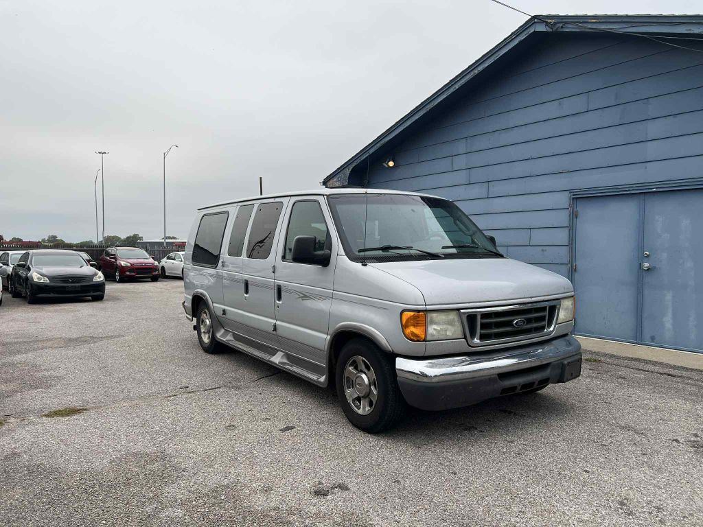 2005 Ford Econoline Image 3