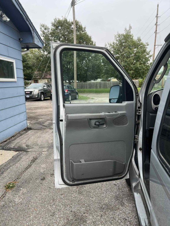 2005 Ford Econoline Image 8