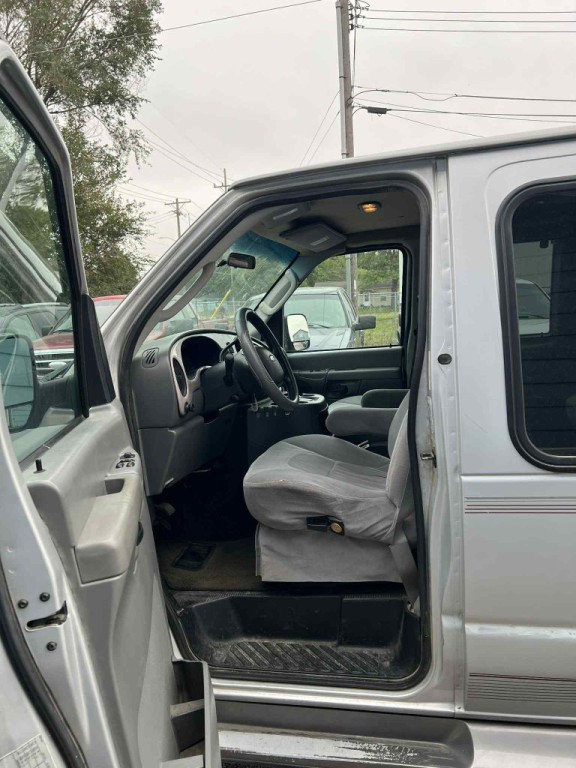 2005 Ford Econoline Image 9